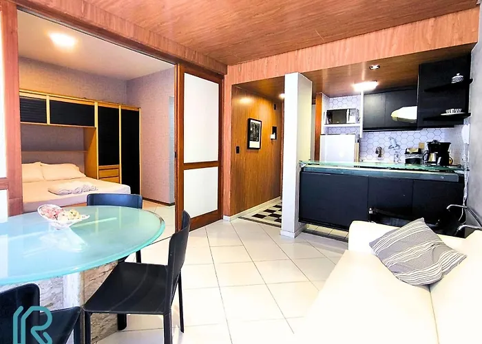 Flat Completo Com Cozinha No Melhor Da Pituba, Wifi, Ar, Netflix, Edf Frente Mar, Piscina
